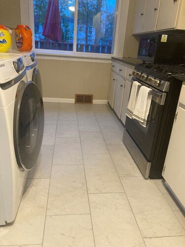 ♥3 bdrm Niagara Falls Home ♥ A/C♥ Hot Tub♥ Parking