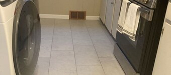♥3 bdrm Niagara Falls Home ♥ A/C♥ Hot Tub♥ Parking
