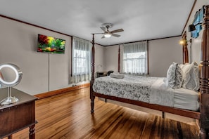 3 bedrooms, desk, iron/ironing board, travel cot
