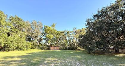 3-bedroom house in charming Fruitland Park with WiFi, AC. Start relaxing