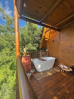 Chalet exclusivo, balcón, vistas al lago | Bañera profunda