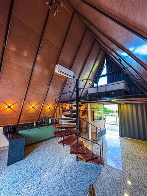 Chalet, 1 slaapkamer, niet-roken, uitzicht op meer | Woonruimte | Een 32-inch lcd-televisie met kabelzenders en streamingdiensten