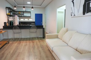 Hus – classic | Oppholdsområde | En 32-tommers LCD-TV med kabel-kanaler samt strømmetjenester