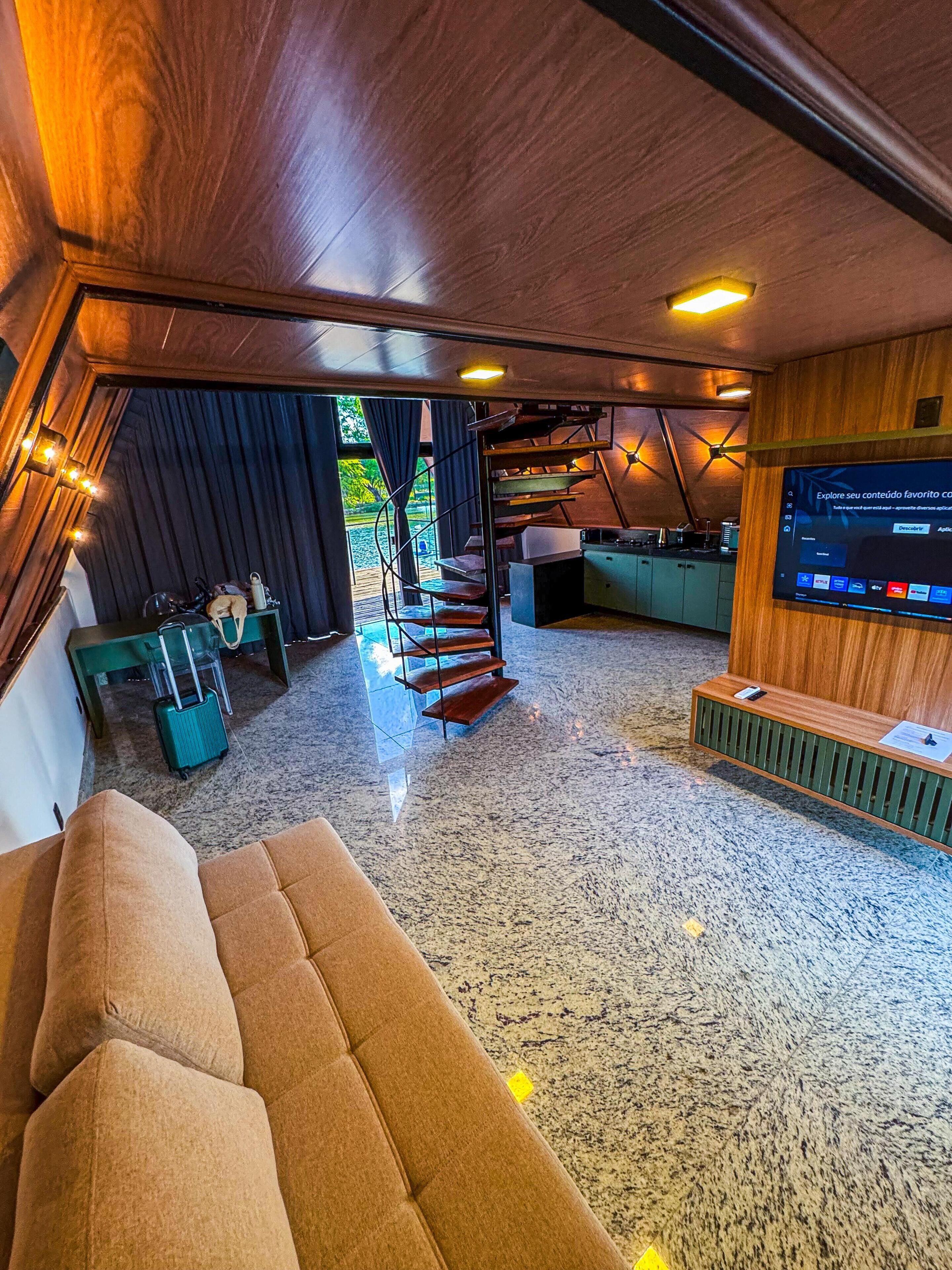 Chalet, 1 makuuhuone, tupakointi kielletty, järvinäköala | Oleskelualue | 32–tuumainen LCD-televisio, jossa kaapelikanavat