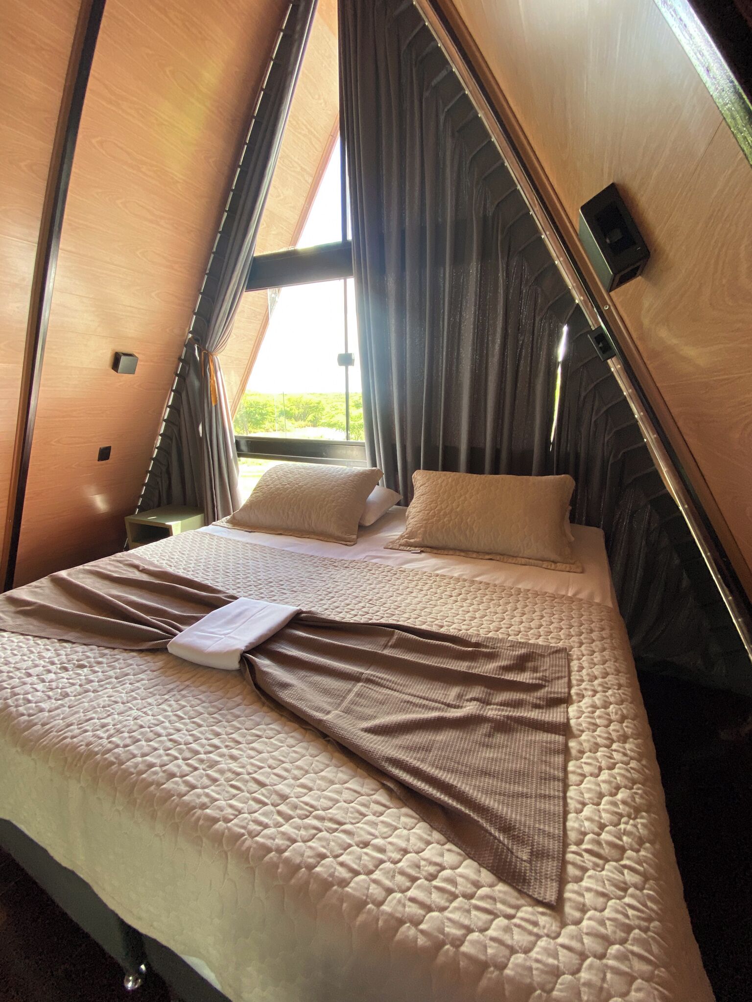 Chalé premium, 1 cama King e sofá-cama, para não fumantes, vista para o lago | Roupas de cama de algodão egípcio, roupas de cama premium