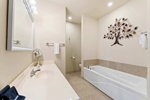 Apartment, Mehrere Betten, Balkon, Bergblick (The Nest on Birdie Lane) | Badezimmer | Komfortbadewanne, Haartrockner, Handtücher