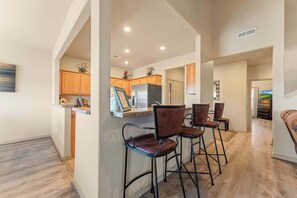 Appartamento, letti multipli, balcone, vista montagna (The Nest on Birdie Lane) | Ristoranti