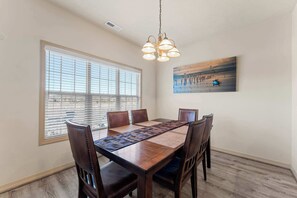 Condo, Plusieurs lits, balcon, vue sur la montagne (The Nest on Birdie Lane) | Restauration