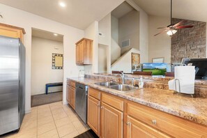 Condo, Plusieurs lits, balcon, vue sur la montagne (The Nest on Birdie Lane) | Intérieur
