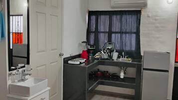 Fridge, stovetop