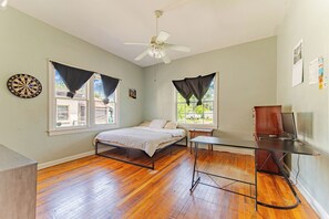 3 chambres, fer et planche à repasser, Wi-Fi, draps fournis