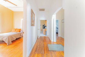 3 chambres, fer et planche à repasser, Wi-Fi, draps fournis