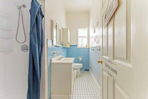 Sèche-cheveux, serviettes fournies, savon, papier toilette