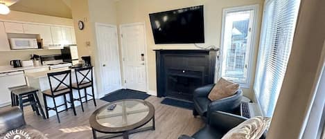 Standard Condo, 2 Bedrooms, Mountain View, Mountainside | Living area