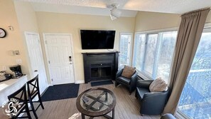 Leilighet – standard, 2 soverom, fjellutsikt, ved fjell | Oppholdsområde | Flatskjerm-TV