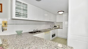 冷蔵庫、電子レンジ、オーブン、コンロ