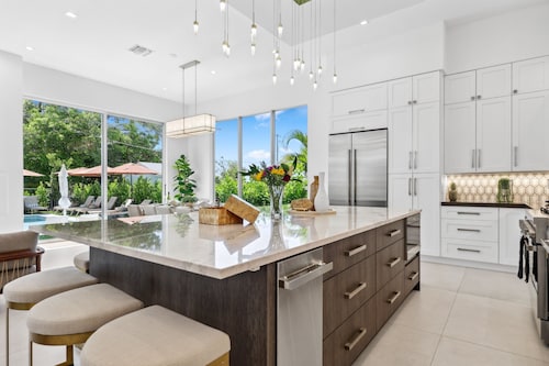 337 | Walk to Ave | Sleeps 14 | Heated Pool | Bikes | FreeBee | by DelrayNightly