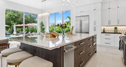 337 | Walk to Ave | Sleeps 14 | Heated Pool | Bikes | FreeBee | by DelrayNightly