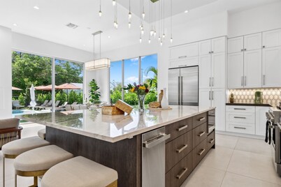 337 | Walk to Ave | Sleeps 14 | Heated Pool | Bikes | FreeBee | by DelrayNightly