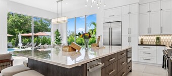337 | Walk to Ave | Sleeps 14 | Heated Pool | Bikes | FreeBee | by DelrayNightly