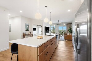 Condo, Berbilang Katil, Balcony (Chill on the Hill) | Dapur peribadi | Peti sejuk, ketuhar gelombang mikro, ketuhar, dapur 