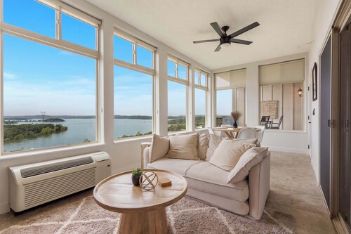 Chill on the Hill - Lake Views!