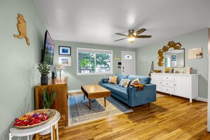 Smart TV, libros, estéreo