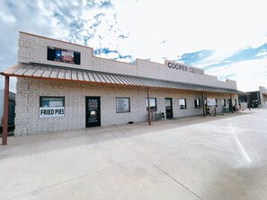 Exterior - Cute Little Party Room-NO BEDS & NO ALCOHOL!!!!!!!! (Lubbock)