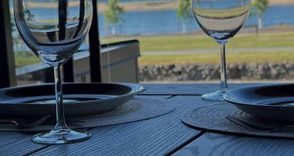 THE HUB- NEW Lakefront 3-bed/2-bath suite in Harrison Hot Springs with WiFi, AC.