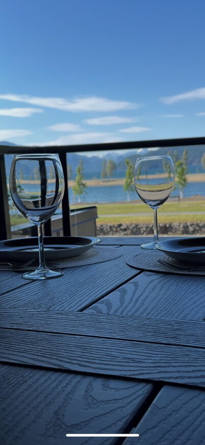 THE HUB- NEW Lakefront 3-bed/2-bath suite in Harrison Hot Springs with WiFi, AC.