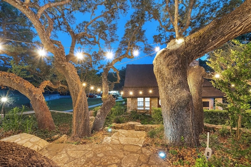 Private Hot tub - Romantic 4-Acre Escape