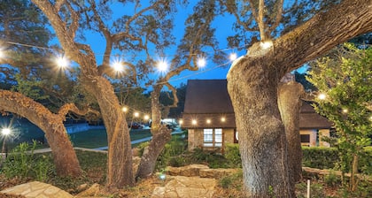Private Hot tub - Romantic 4-Acre Escape