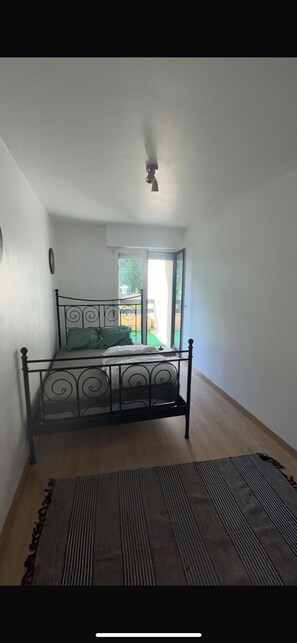 1 slaapkamer, een strijkplank/strijkijzer, beddengoed