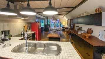 Kylskåp, mikrovågsugn, spishäll och diskmaskin