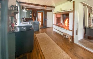 Fridge, oven, stovetop, coffee/tea maker