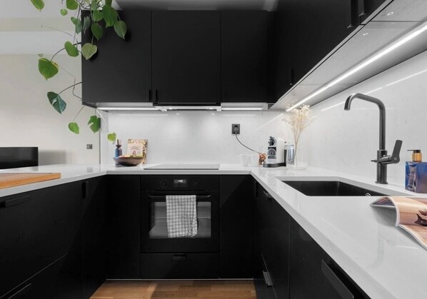 Un four, surface de cuisson, lave-vaisselle