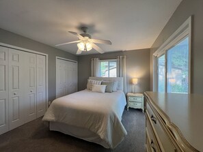 4 habitaciones, escritorio y tabla de planchar con plancha 