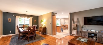 4-bedroom tri-level house in enchanting Midland with WiFi, AC.  Pet friendly.