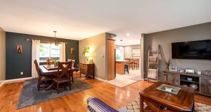 4-bedroom tri-level house in enchanting Midland with WiFi, AC. Pet friendly.