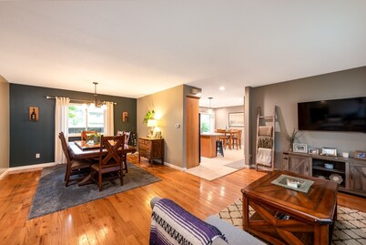 4-bedroom tri-level house in enchanting Midland with WiFi, AC.  Pet friendly.