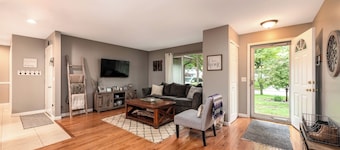 4-bedroom tri-level house in enchanting Midland with WiFi, AC.  Pet friendly.