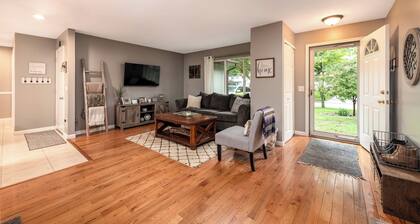 4-bedroom tri-level house in enchanting Midland with WiFi, AC. Pet friendly.