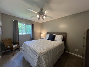 4 bedrooms, desk, iron/ironing board, travel crib