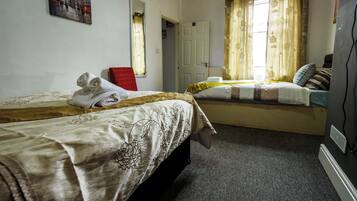 Verdunkelungsvorhänge, schallisolierte Zimmer, Bügeleisen/Bügelbrett