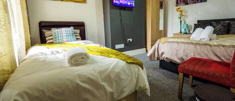 Cortinas blackout, insonorización y tabla de planchar con plancha