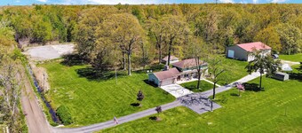 Cozy Secluded Estate with a Private Pond - Easy Access and Pet Friendly