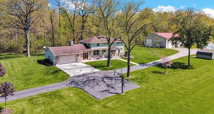 Cozy Secluded Estate with a Private Pond - Easy Access and Pet Friendly