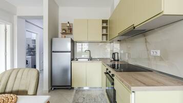Fridge, oven, stovetop, cookware/dishes/utensils