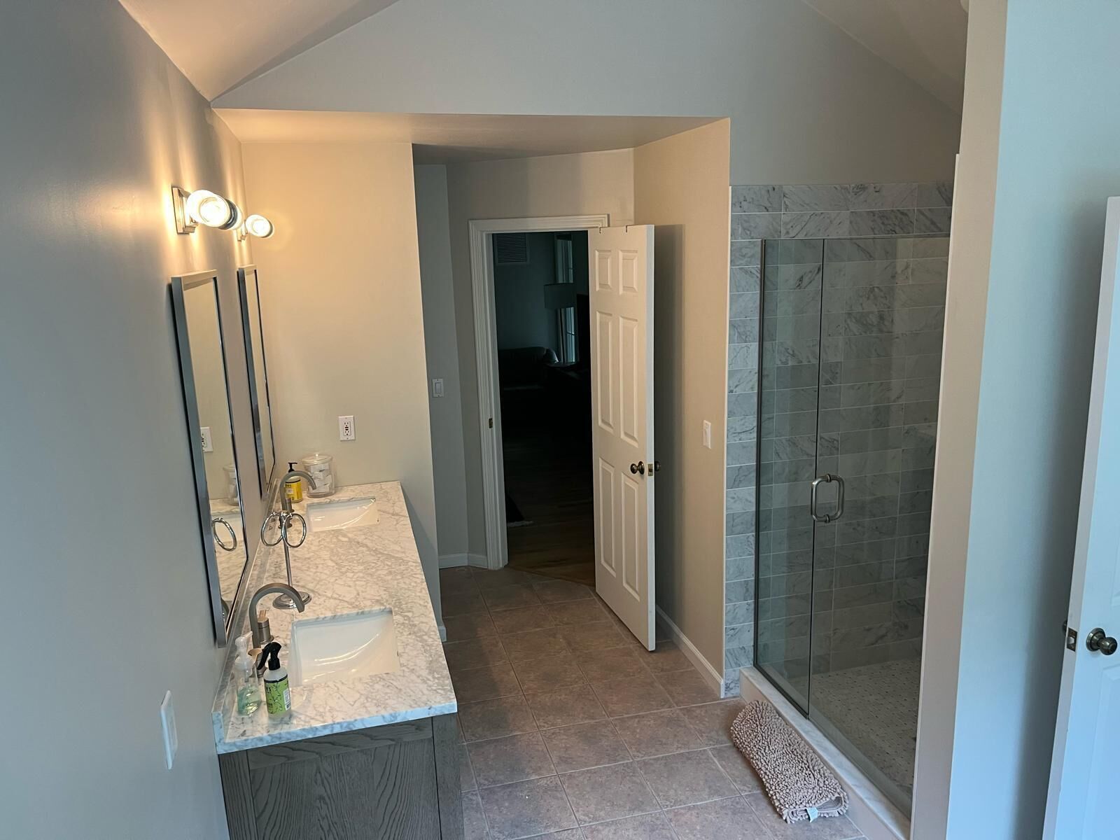 Een douche, een bubbelbad, een haardroger, handdoeken