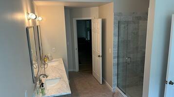 Een douche, een bubbelbad, een haardroger, handdoeken